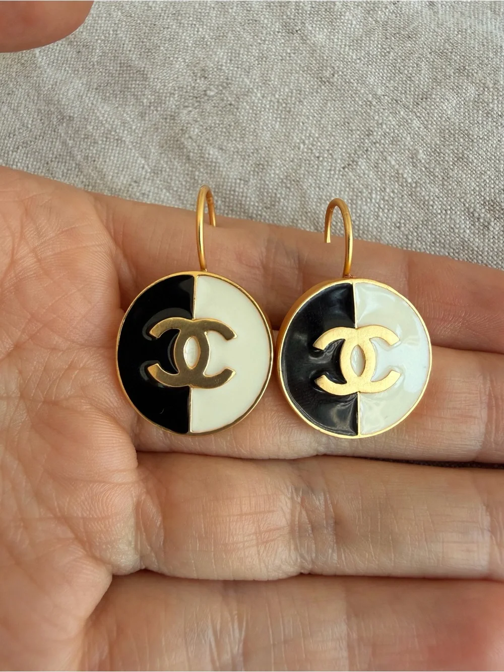 🖤🤍CHANEL Black and White Enamel CC Drop Earrings - Gold-Tone✨